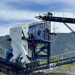 降低破碎現(xiàn)場(chǎng)噪音和粉塵是需要亟待解決的重要問(wèn)題